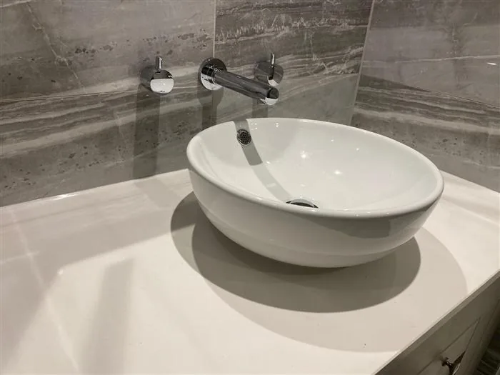 Countertop vessel basin with wall-mounted taps
