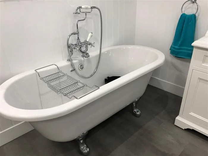 Claw-foot bath with traditional chrome mixer